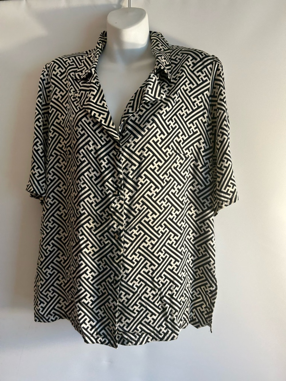 HOMEMADE BLACK AND IVORY SILKY SHORT SLEEVES PRINT BUTTON WITH SHOULDER PADS